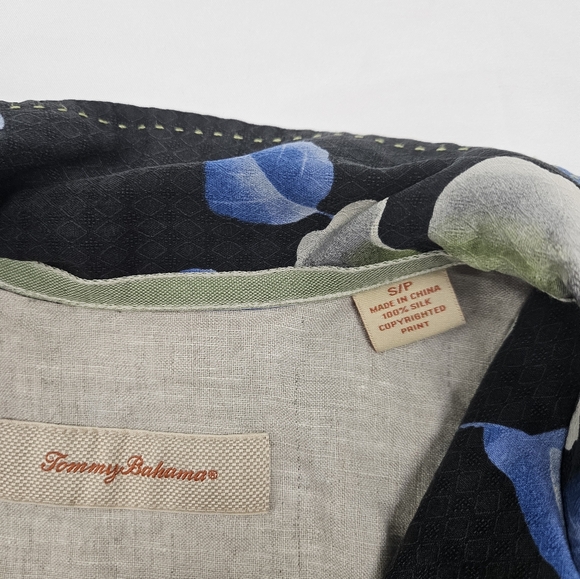 Tommy Bahama Small 100% Silk  Floral Pattern button-up shirt - Picture 4 of 10